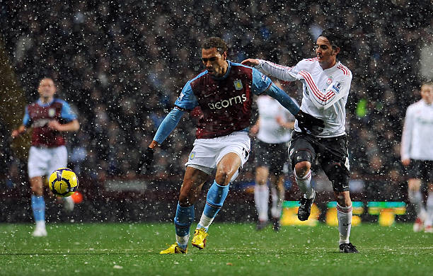 传统环节，加泰德比前西人主帅马诺洛与弗里克举球衣合影.